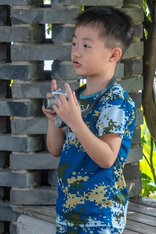 5岁男孩学摄影