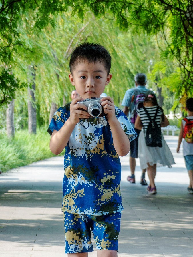 5岁男孩学摄影