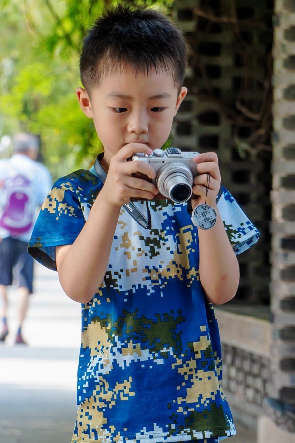 5岁男孩学摄影