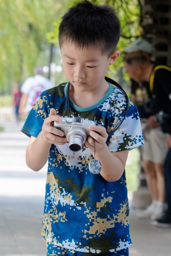 5岁男孩学摄影