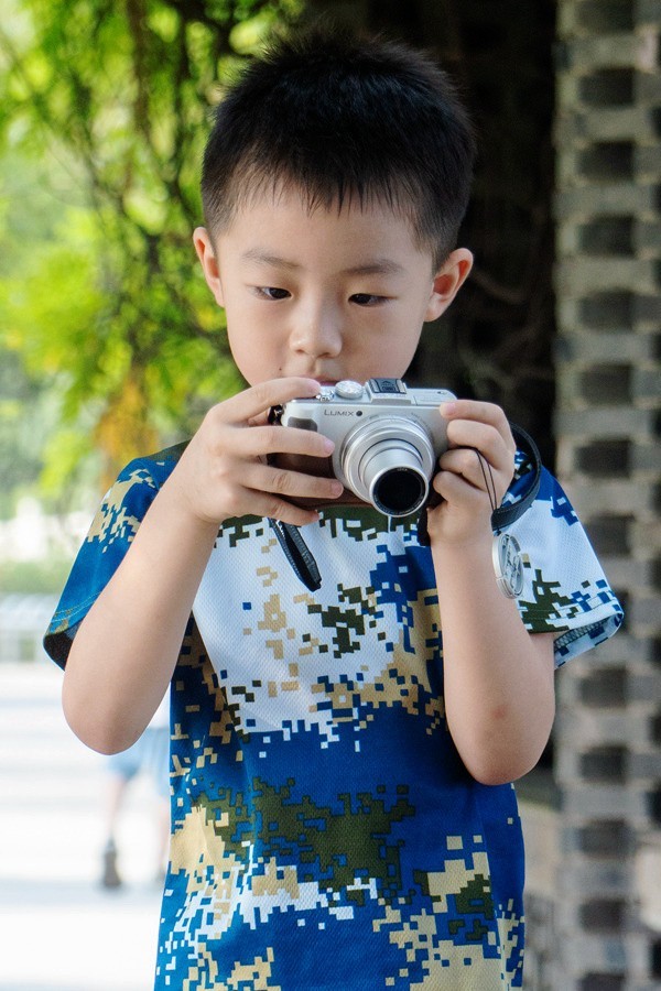 5岁男孩学摄影