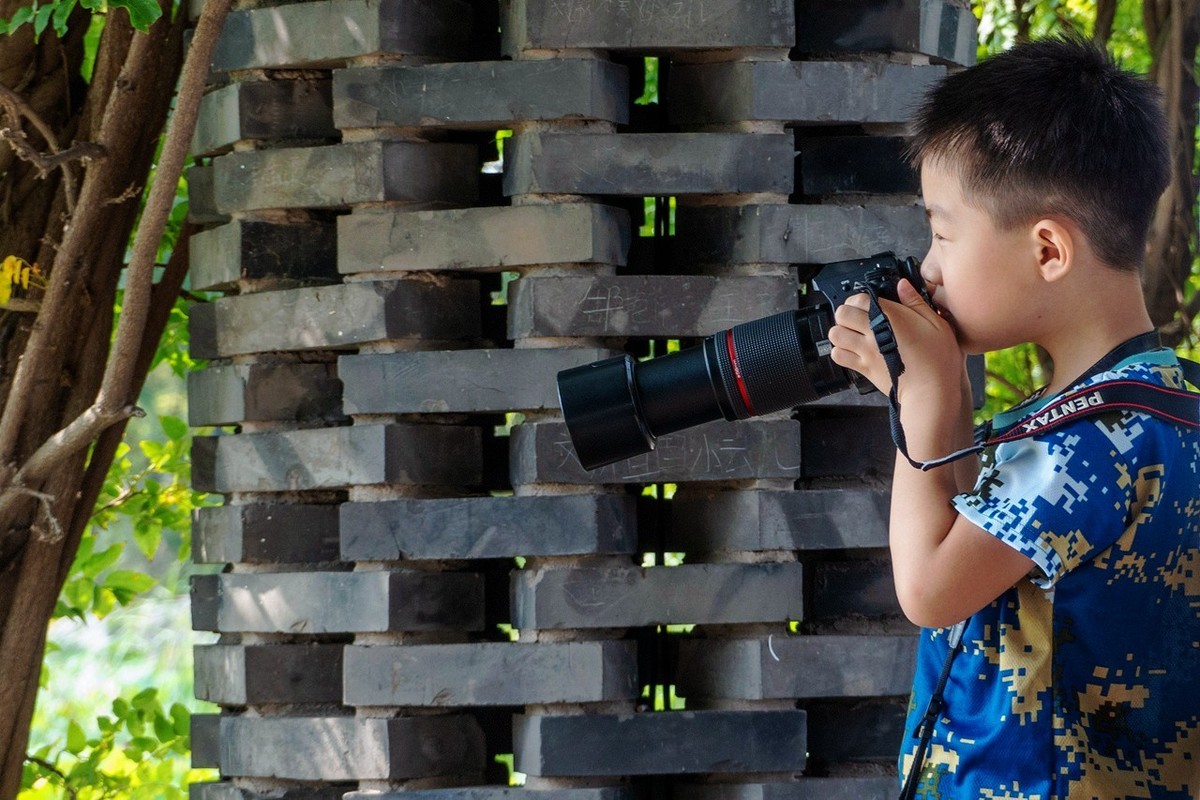 5岁男孩学摄影