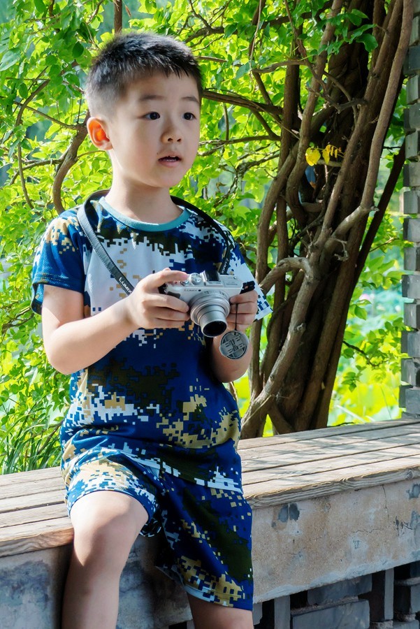 5岁男孩学摄影
