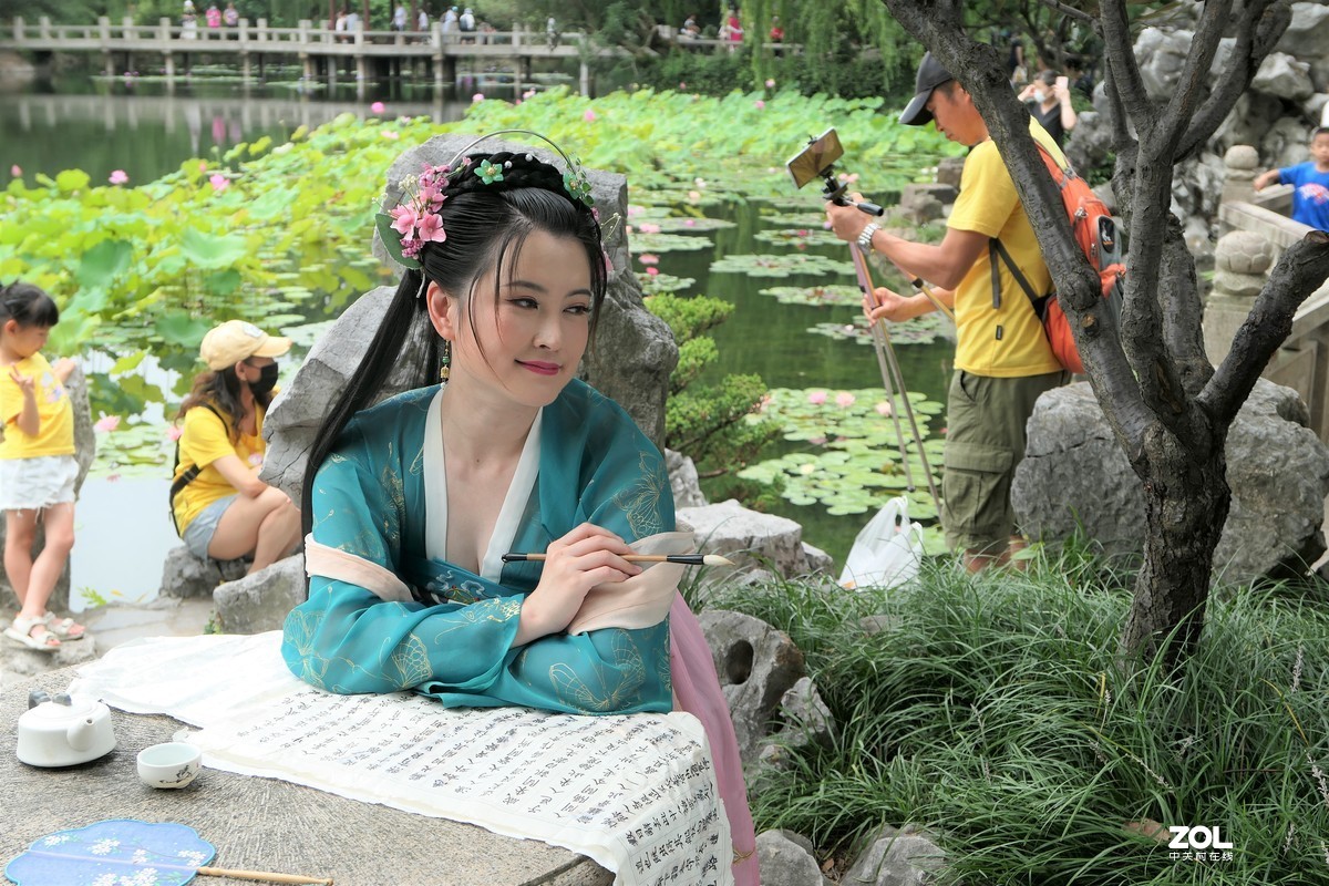 【书（淑）女】——摄于上海古猗园