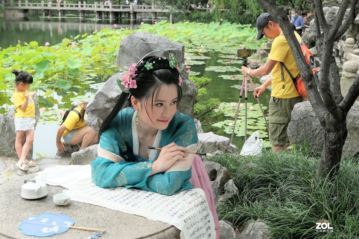 【书（淑）女】——摄于上海古猗园