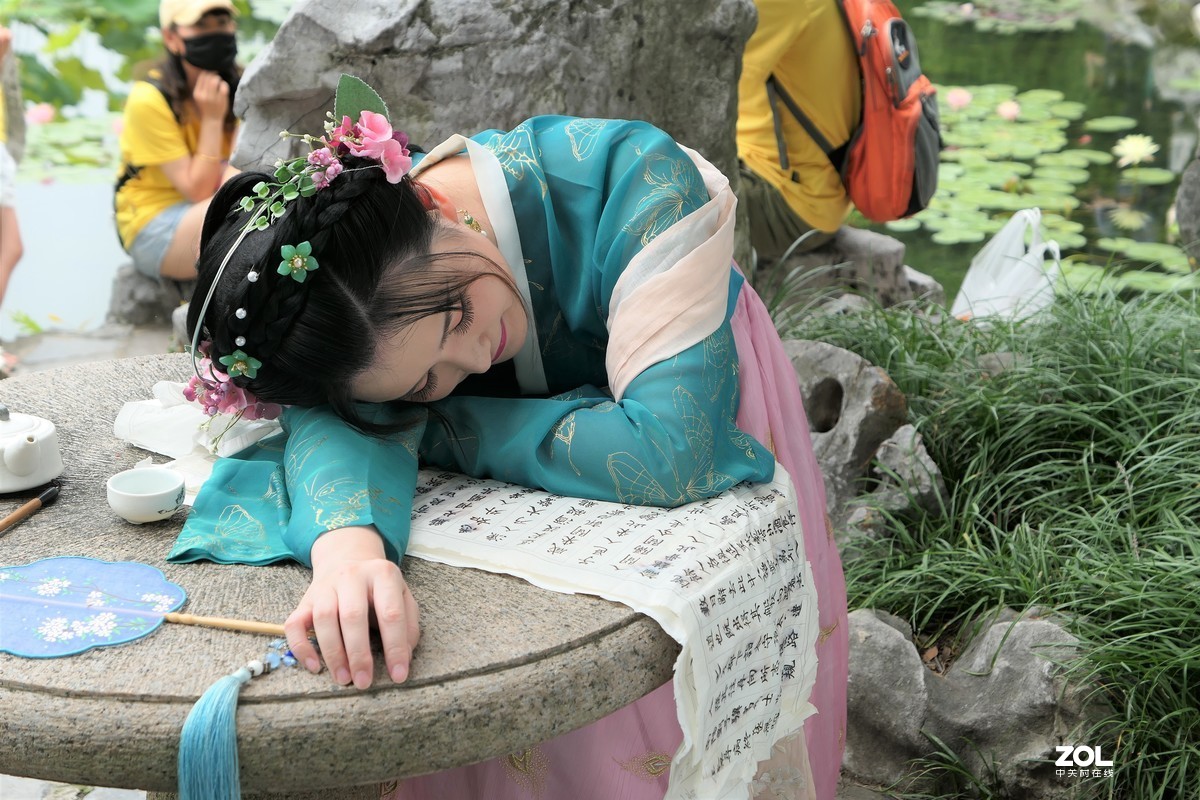 【书（淑）女】——摄于上海古猗园