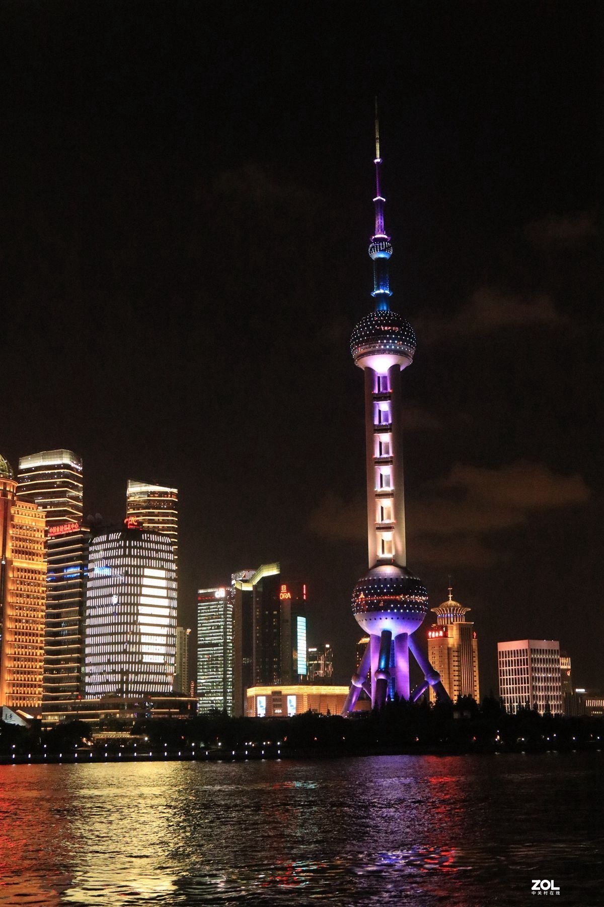 发一贴浦江两岸夜景————祝贺常来小版贴友双节快乐！