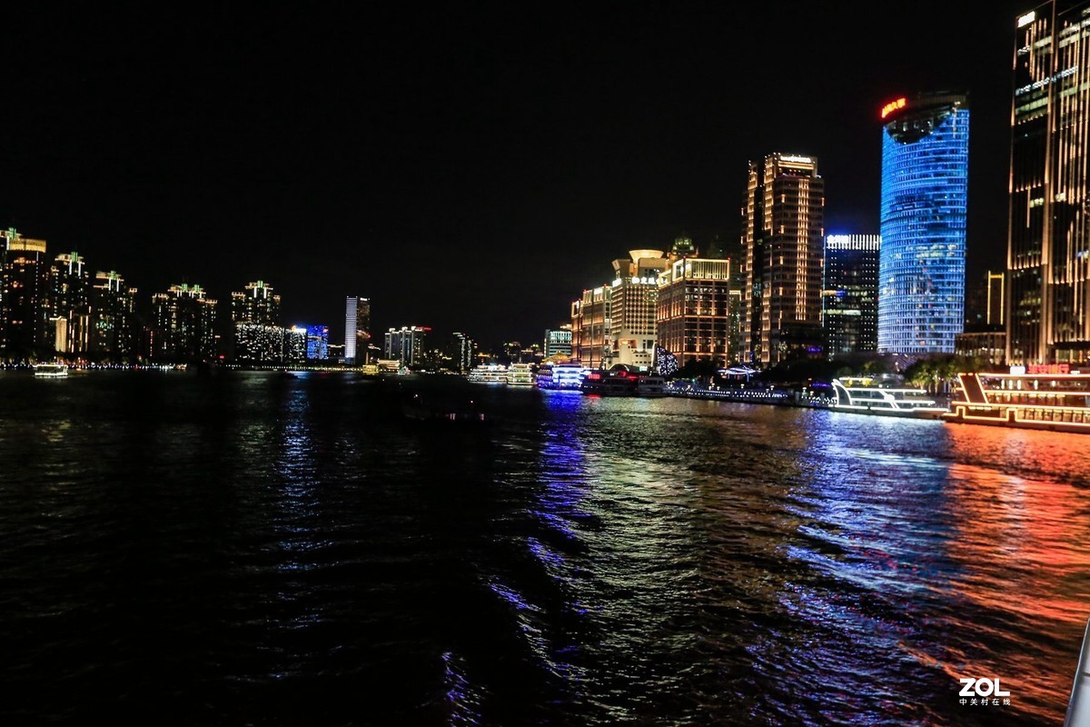 发一贴浦江两岸夜景————祝贺常来小版贴友双节快乐！