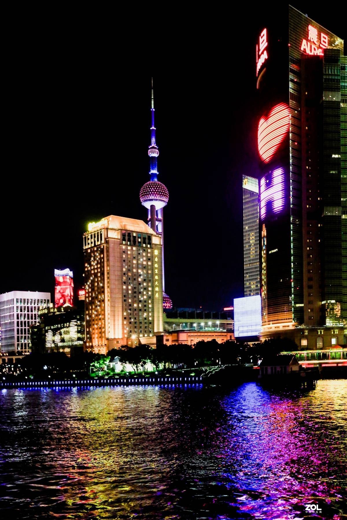 发一贴浦江两岸夜景————祝贺常来小版贴友双节快乐！