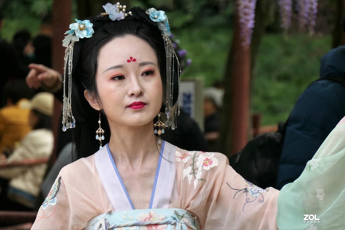 【紫藤少女{2}】——摄于上海嘉定紫藤园