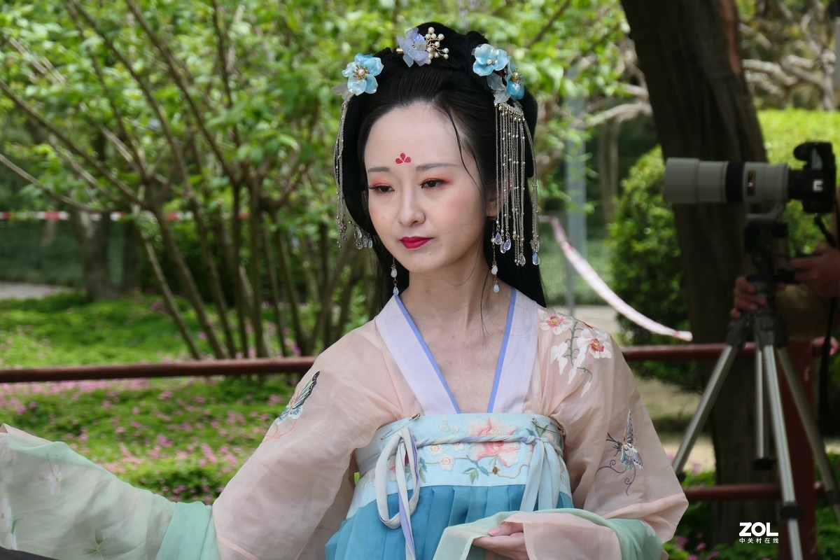 【紫藤少女{2}】——摄于上海嘉定紫藤园