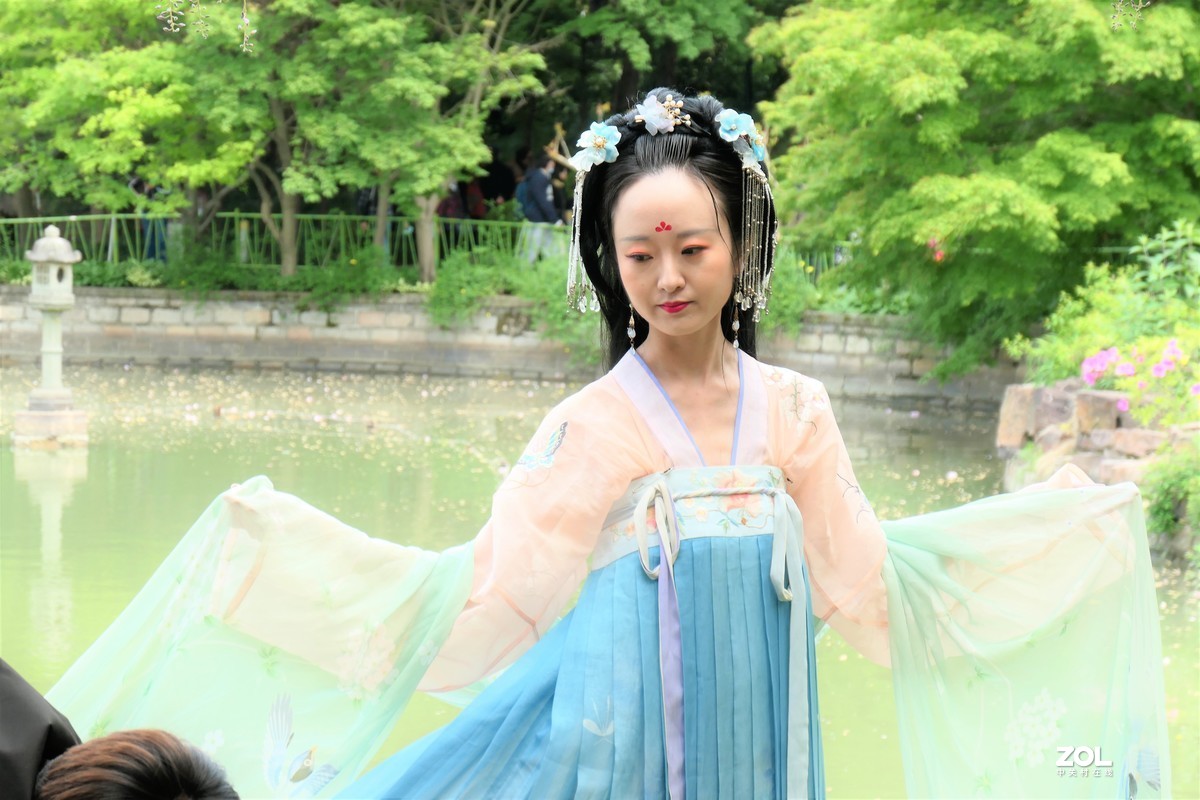 【紫藤少女{2}】——摄于上海嘉定紫藤园