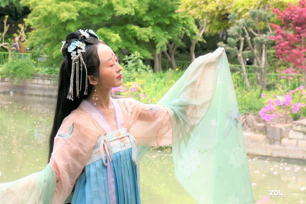 【紫藤少女{2}】——摄于上海嘉定紫藤园