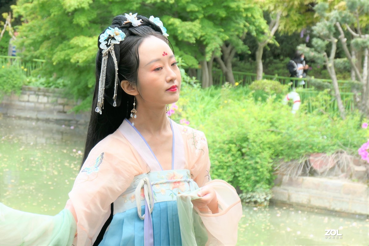 【紫藤少女{2}】——摄于上海嘉定紫藤园