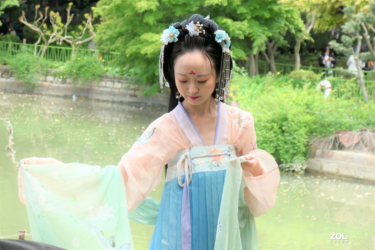 【紫藤少女{2}】——摄于上海嘉定紫藤园