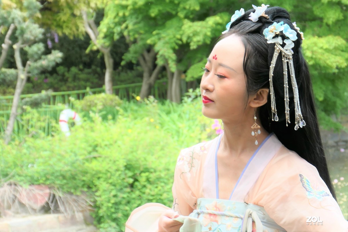 【紫藤少女{2}】——摄于上海嘉定紫藤园