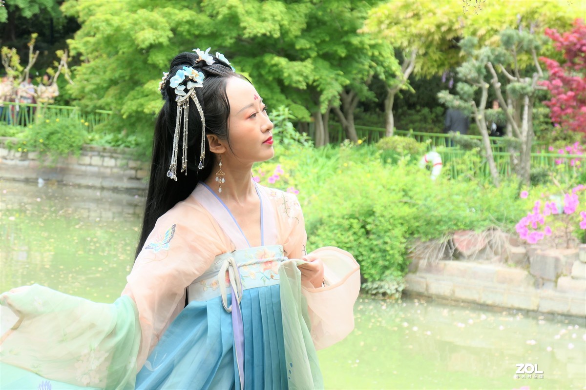 【紫藤少女{2}】——摄于上海嘉定紫藤园