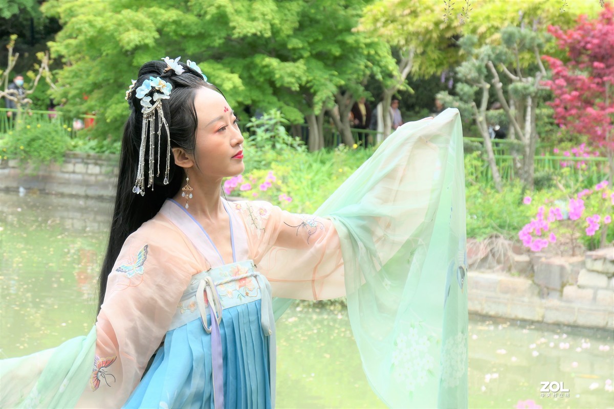 【紫藤少女{2}】——摄于上海嘉定紫藤园