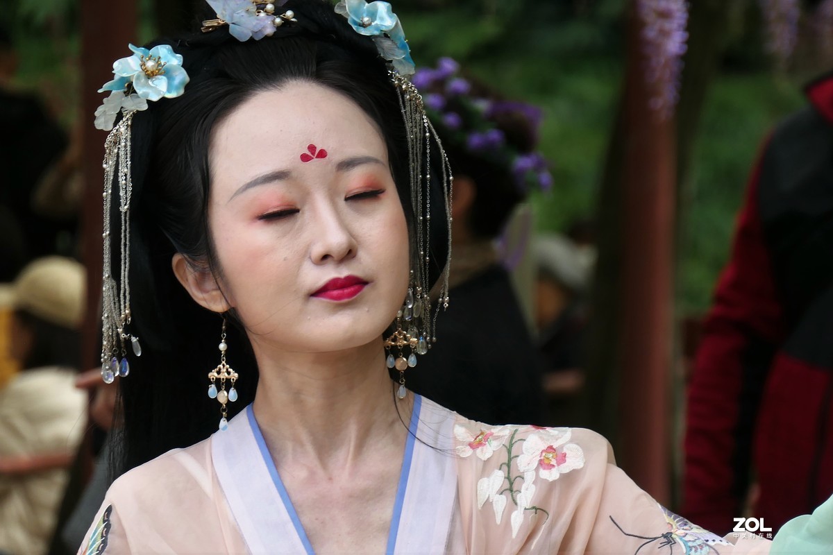 【紫藤少女{2}】——摄于上海嘉定紫藤园