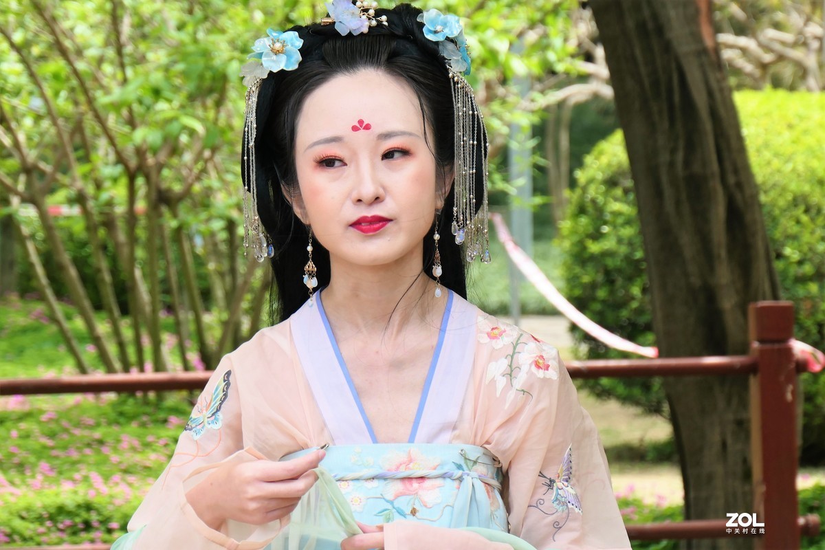 【紫藤少女{2}】——摄于上海嘉定紫藤园