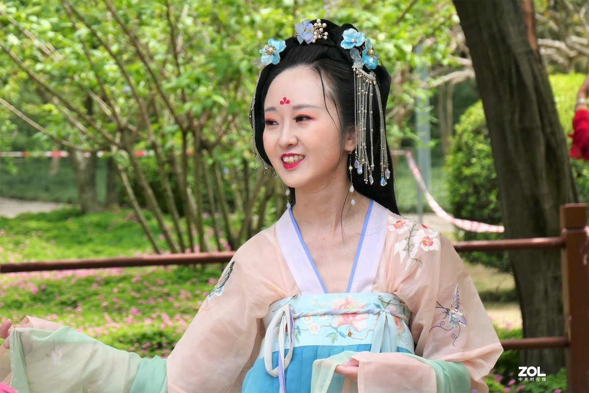 【紫藤少女{2}】——摄于上海嘉定紫藤园