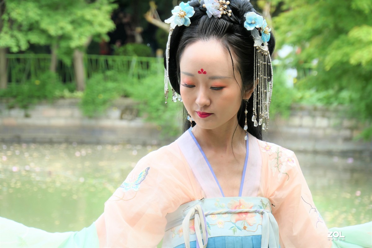 【紫藤少女{2}】——摄于上海嘉定紫藤园