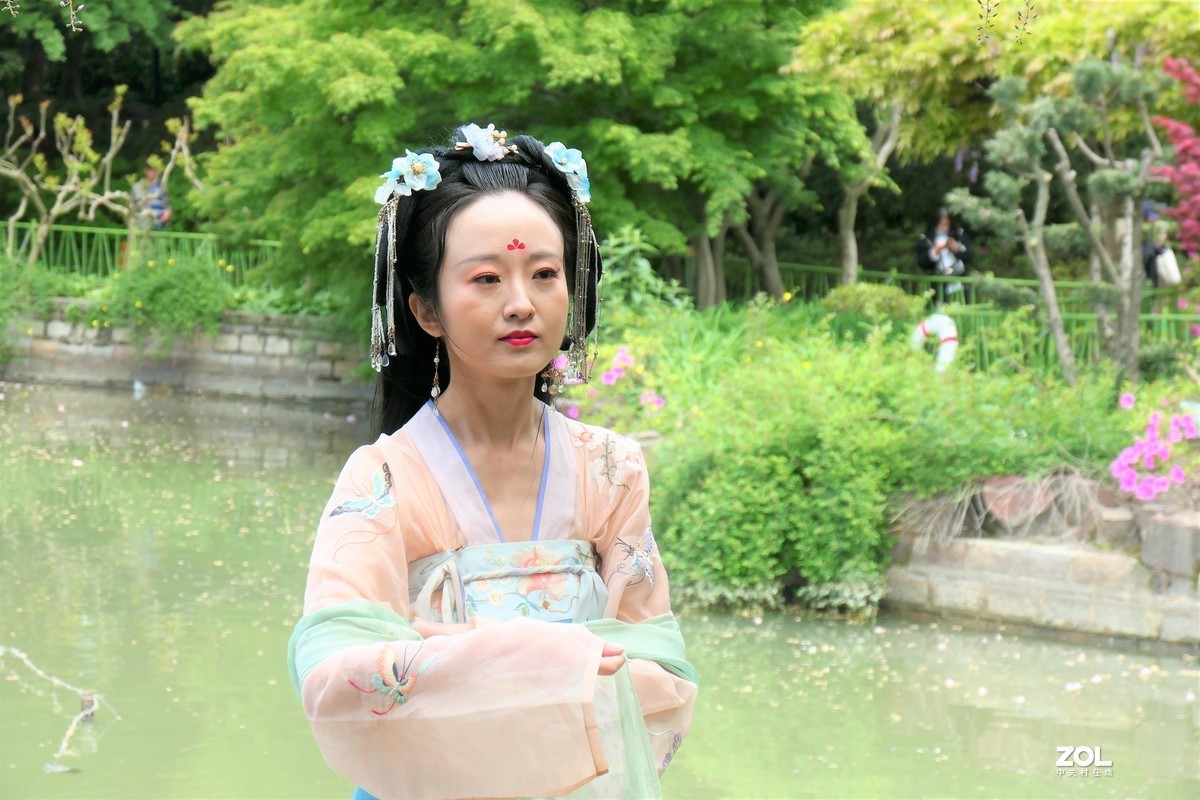 【紫藤少女{2}】——摄于上海嘉定紫藤园