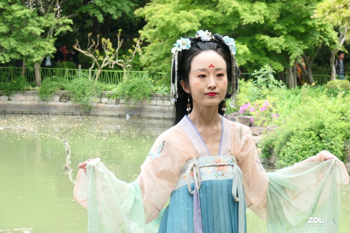 【紫藤少女{2}】——摄于上海嘉定紫藤园