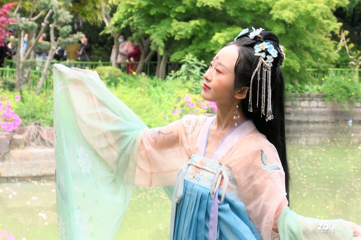 【紫藤少女{2}】——摄于上海嘉定紫藤园