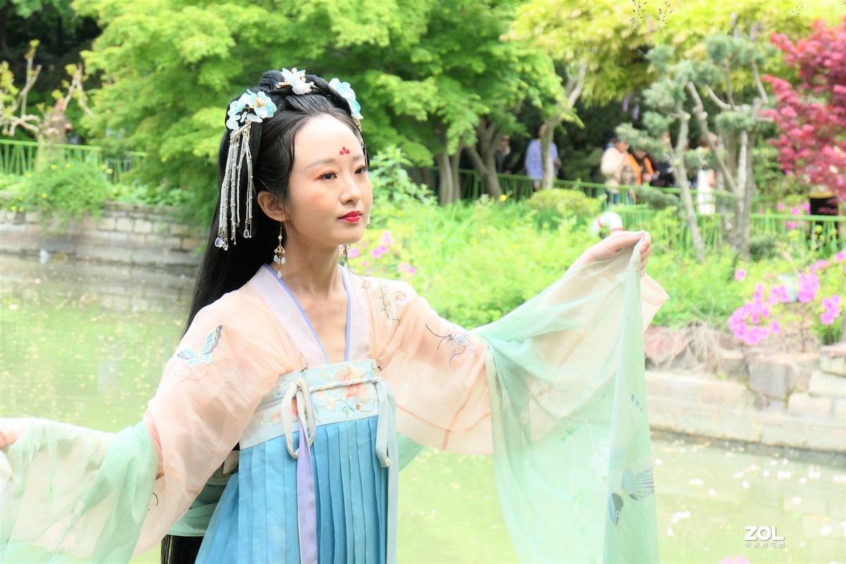 【紫藤少女{2}】——摄于上海嘉定紫藤园