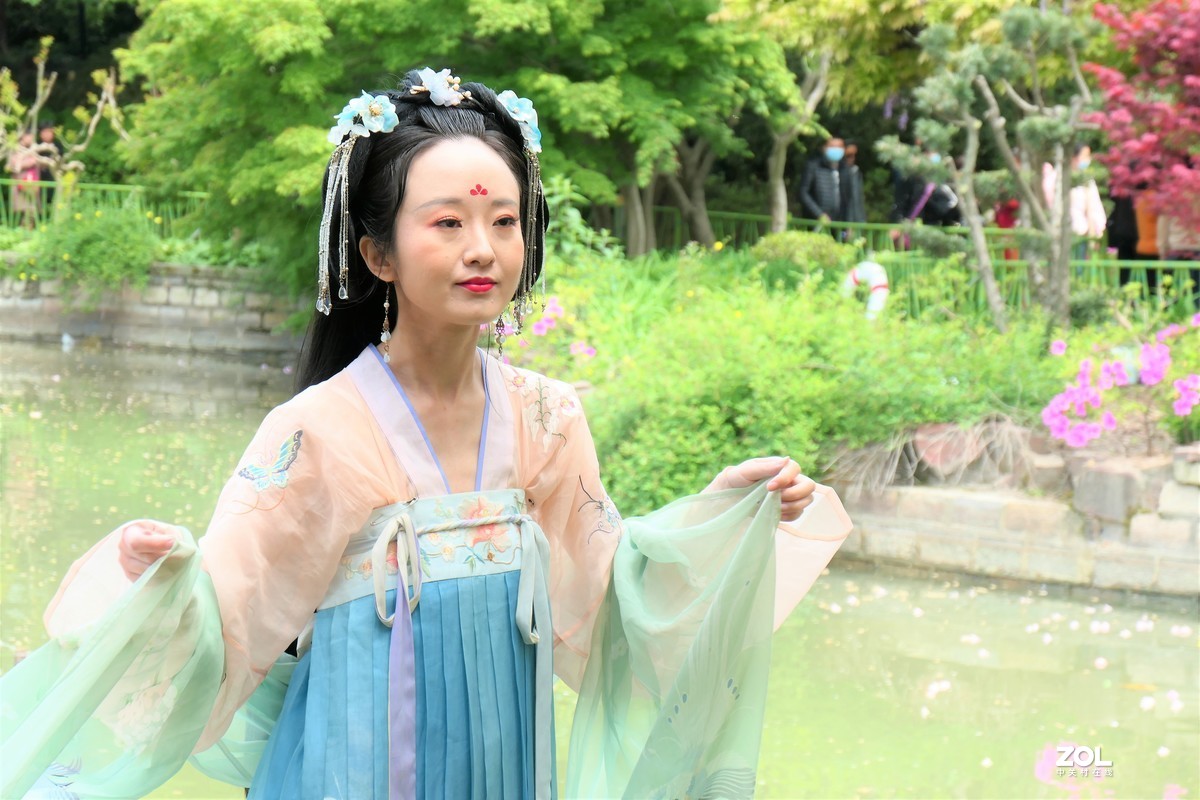 【紫藤少女{2}】——摄于上海嘉定紫藤园