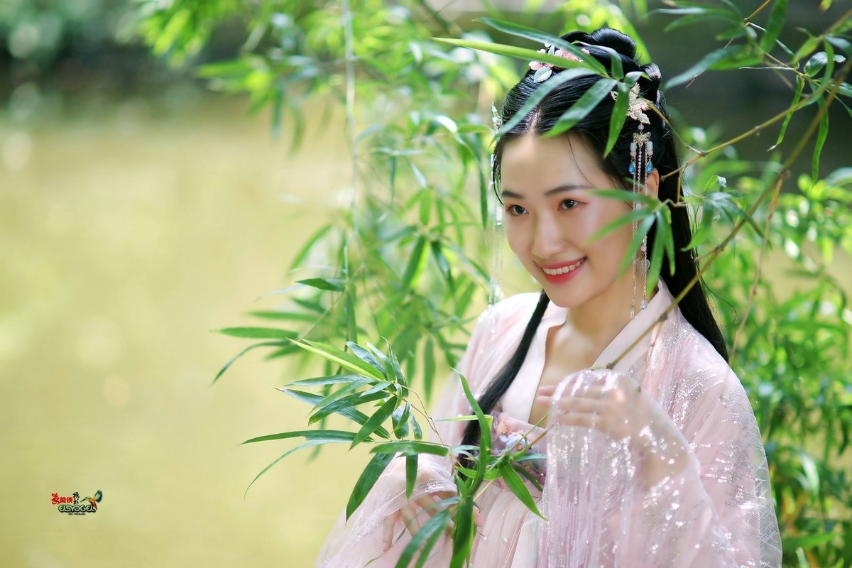 【古风·阳光下的笑容】---雅丽