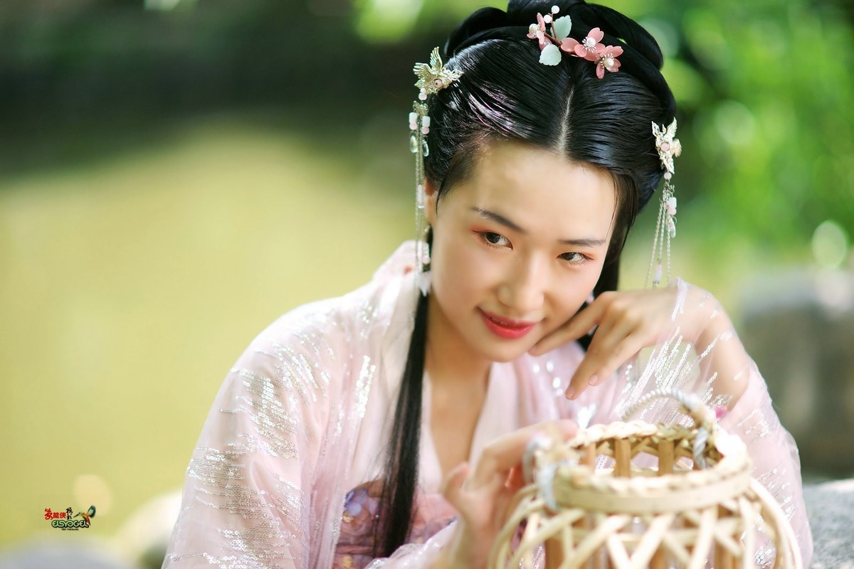 【古风·阳光下的笑容】---雅丽