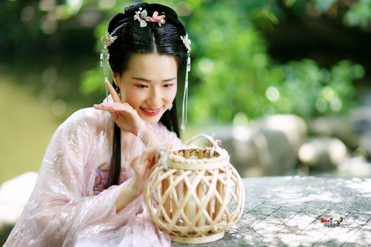 【古风·阳光下的笑容】---雅丽