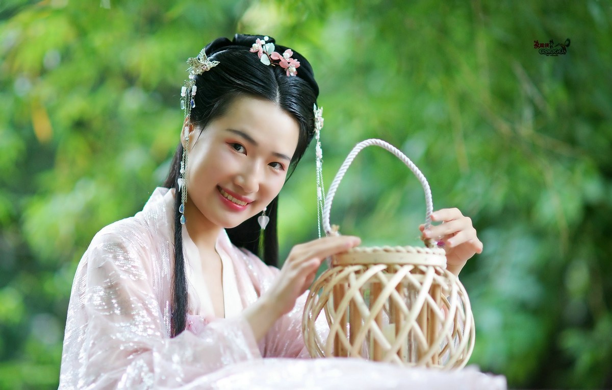 【古风·阳光下的笑容】---雅丽