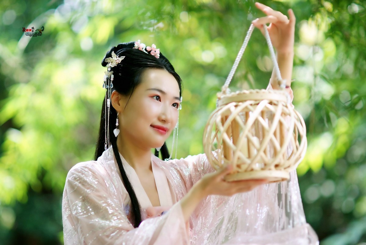 【古风·阳光下的笑容】---雅丽