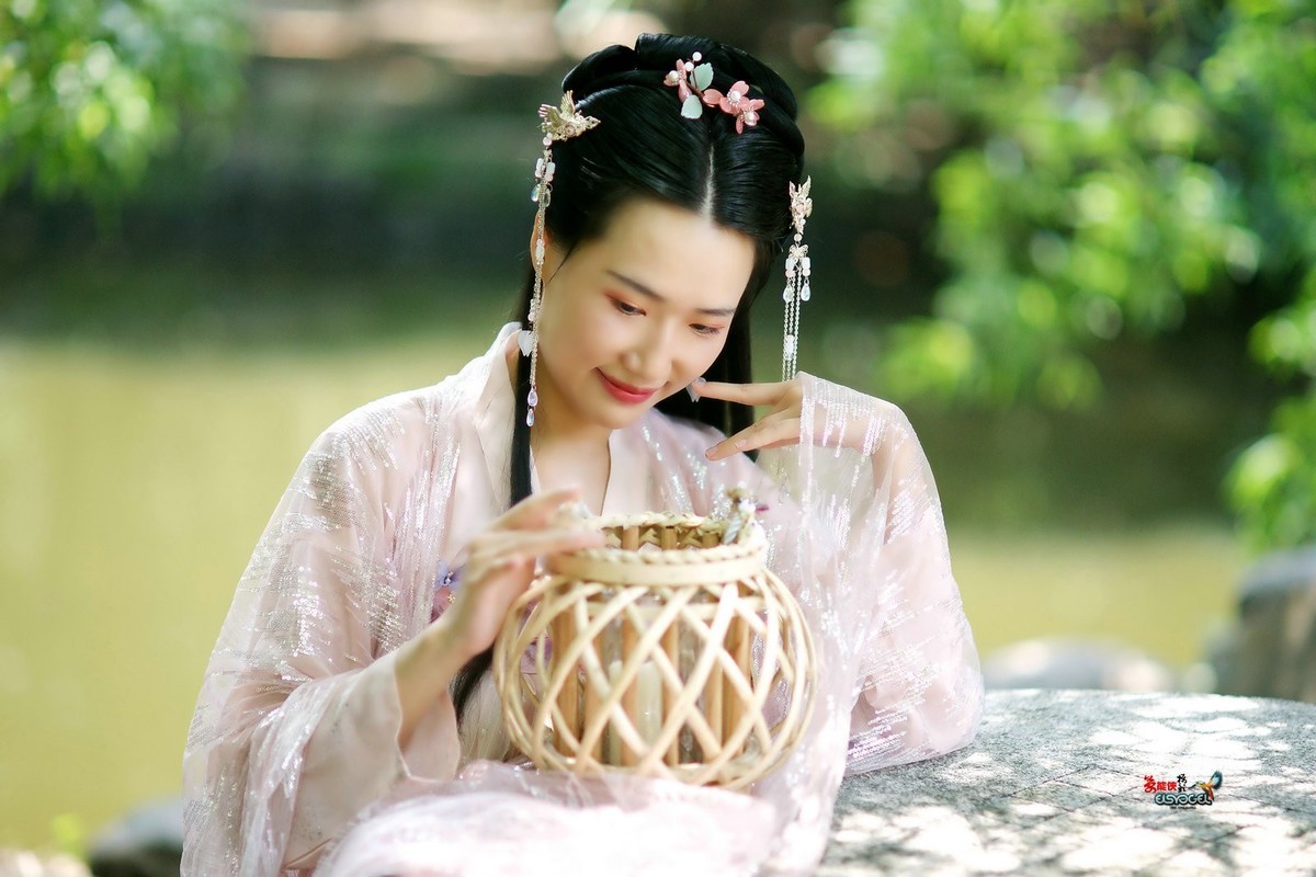 【古风·阳光下的笑容】---雅丽