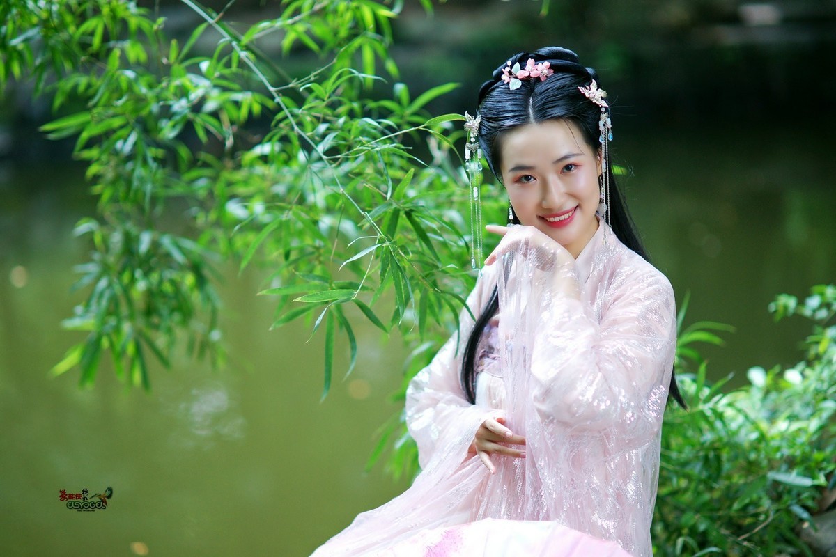 【古风·阳光下的笑容】---雅丽