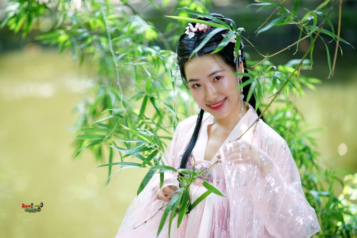 【古风·阳光下的笑容】---雅丽