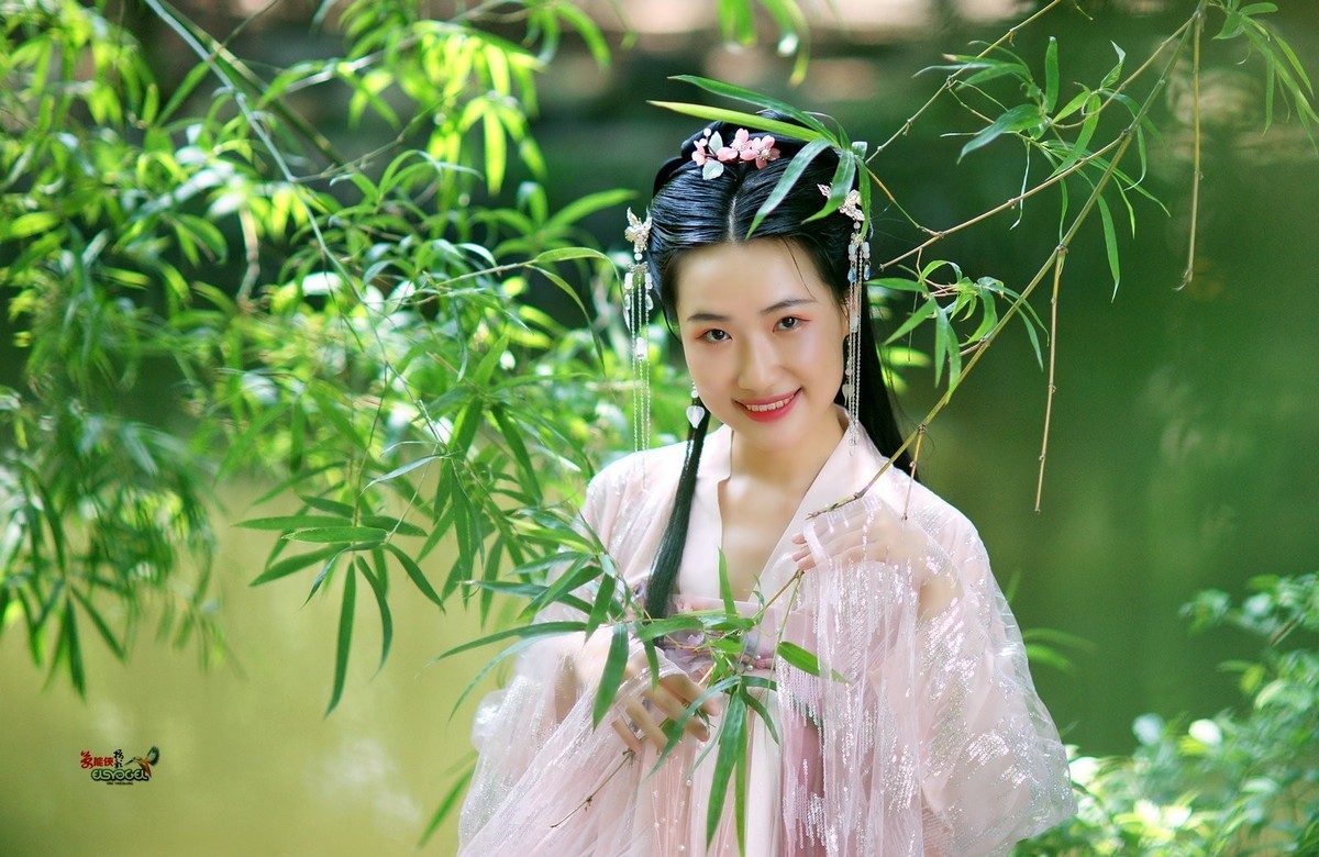 【古风·阳光下的笑容】---雅丽