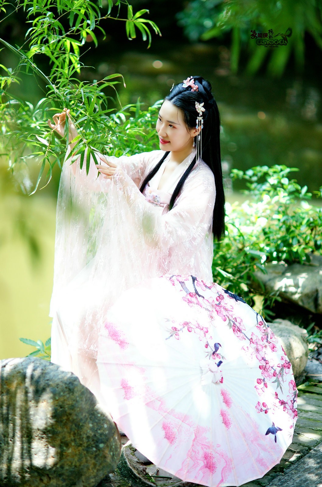 【古风·阳光下的笑容】---雅丽