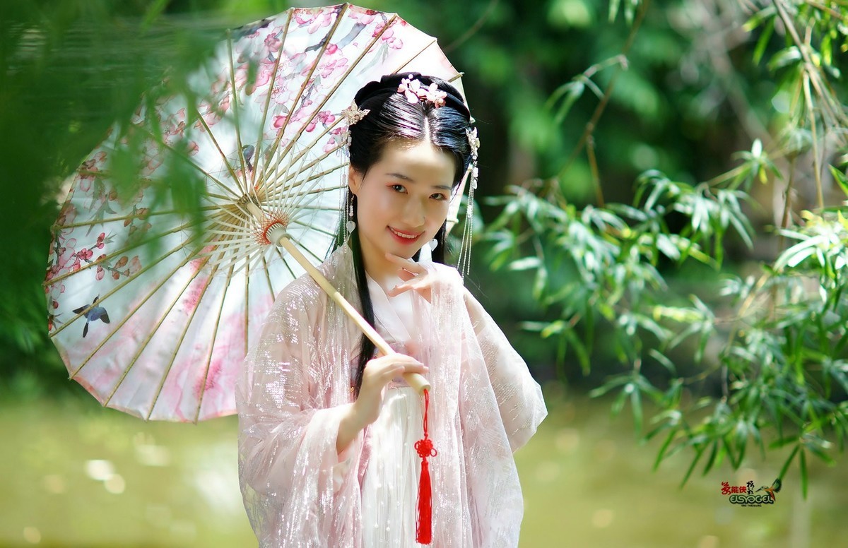 【古风·阳光下的笑容】---雅丽