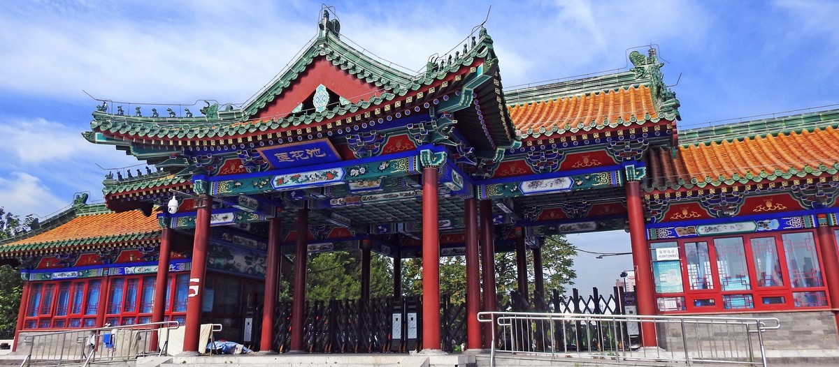 北京莲花池公园湖光楼影美如画