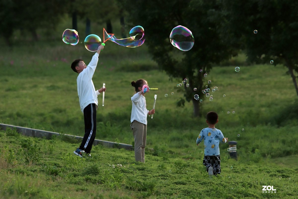 吹泡泡的孩子们一