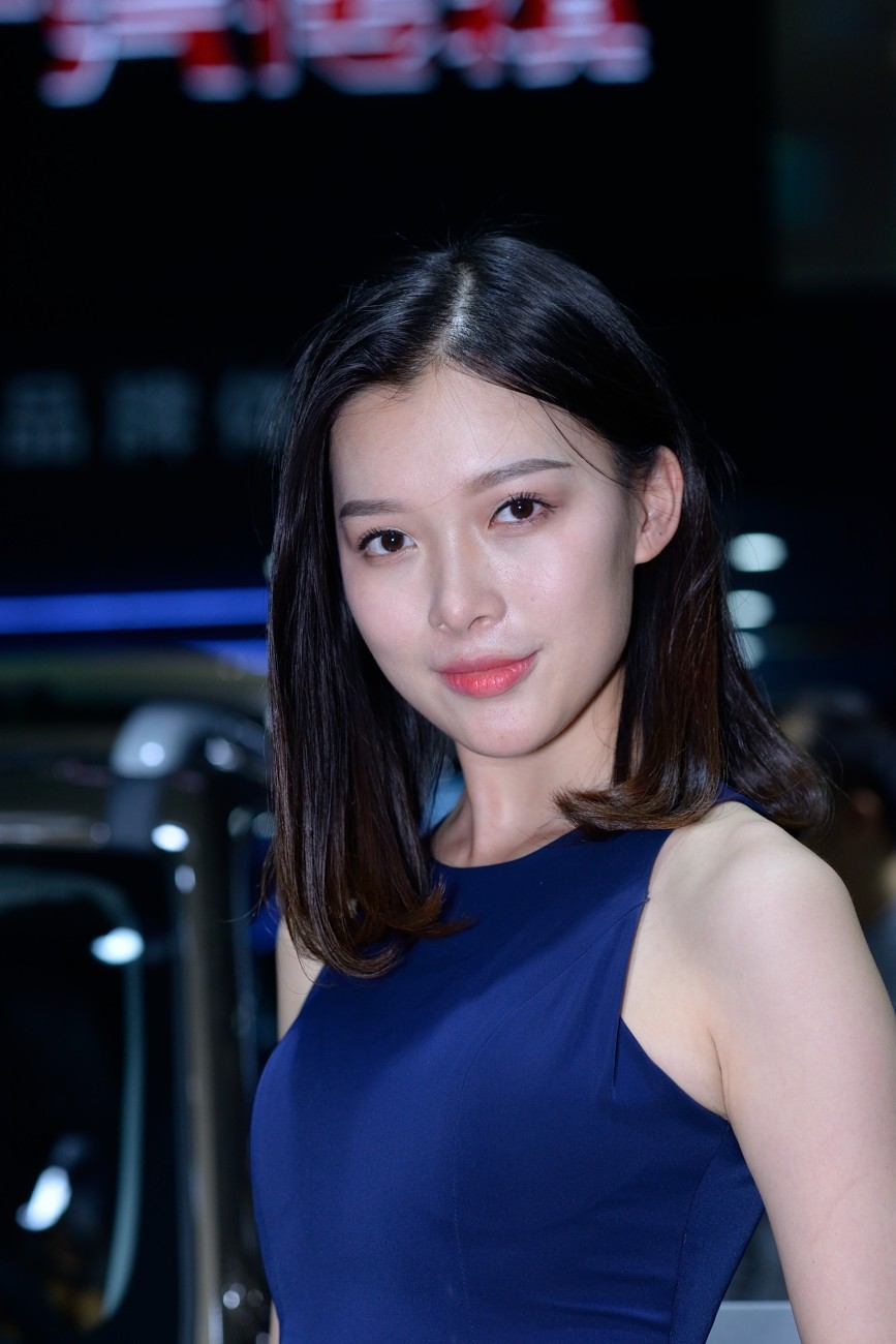 美女车模