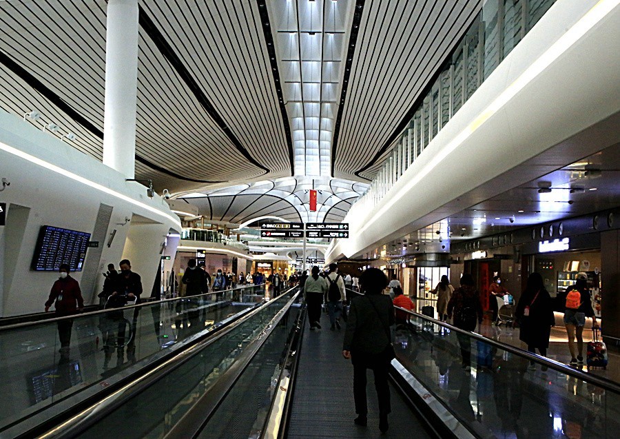 1424不老松海南游摄日记210403北京大兴国际机场着陆走向出口线条构图