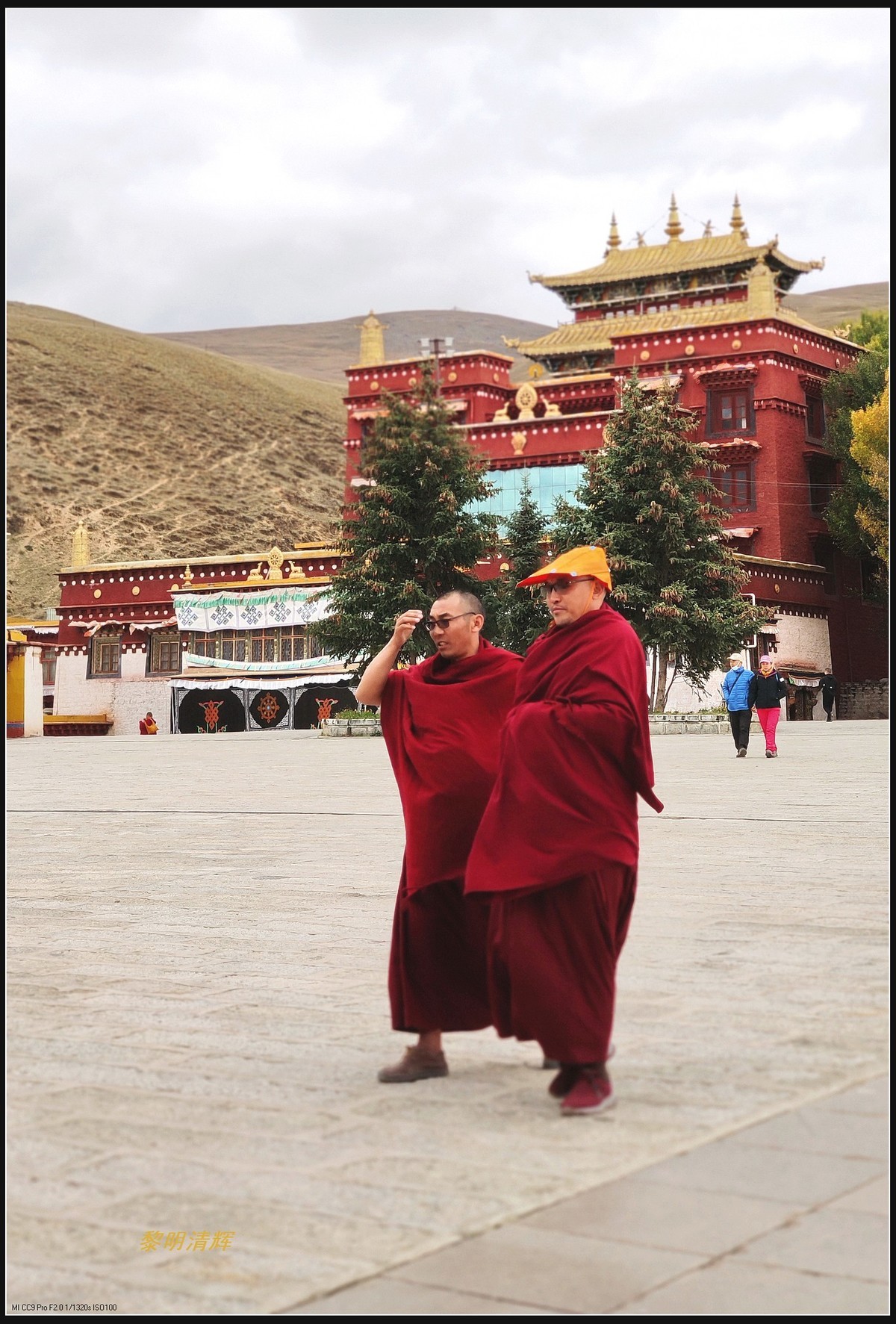 川西行：勒通古镇-6  行走于佛堂的人们