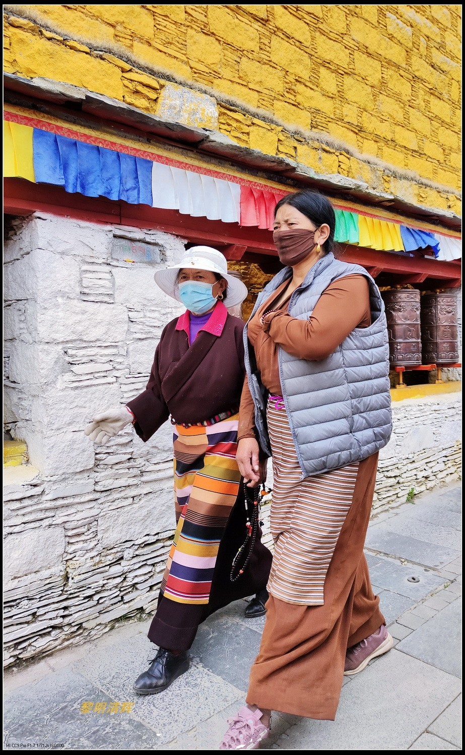 川西行：勒通古镇-6  行走于佛堂的人们