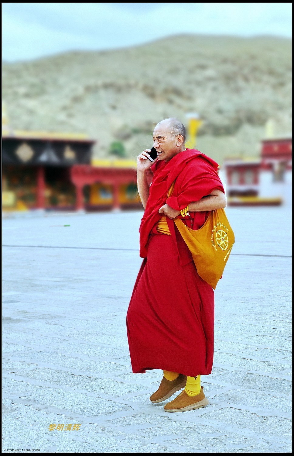 川西行：勒通古镇-6  行走于佛堂的人们