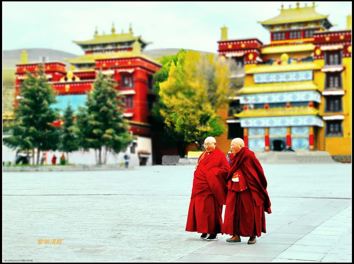 川西行：勒通古镇-6  行走于佛堂的人们